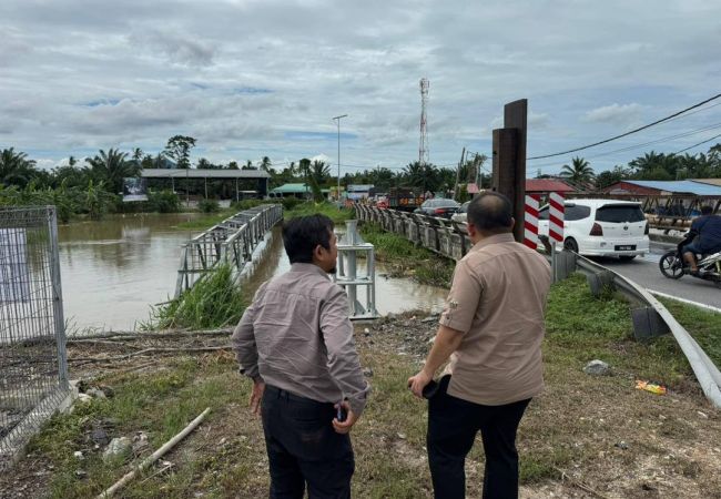 THE DIRECTOR OF THE PERAK STATE IRRIGATION AND DRAINAGE DEPARTMENT INSPECTED THE FLOOD SITUATION IN TAMAN ANGGERIK, KG. PADANG SERAI, PENGKALAN BAHARU, SEGARI, AND KG. LEKIR, MANJUNG DISTRICT