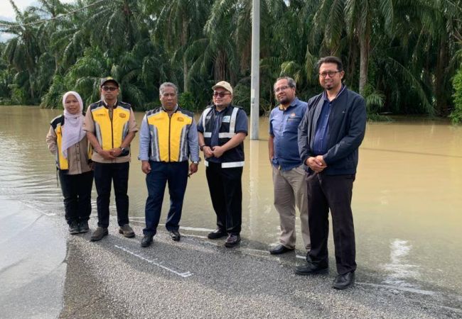 THE DIRECTOR OF THE PERAK STATE IRRIGATION AND DRAINAGE DEPARTMENT AND THE DIRECTOR OF THE PERAK STATE PUBLIC WORKS DEPARTMENT INSPECTED THE FLOOD SITUATION IN CHANGKAT JONG, HILIR PERAK DISTRICT